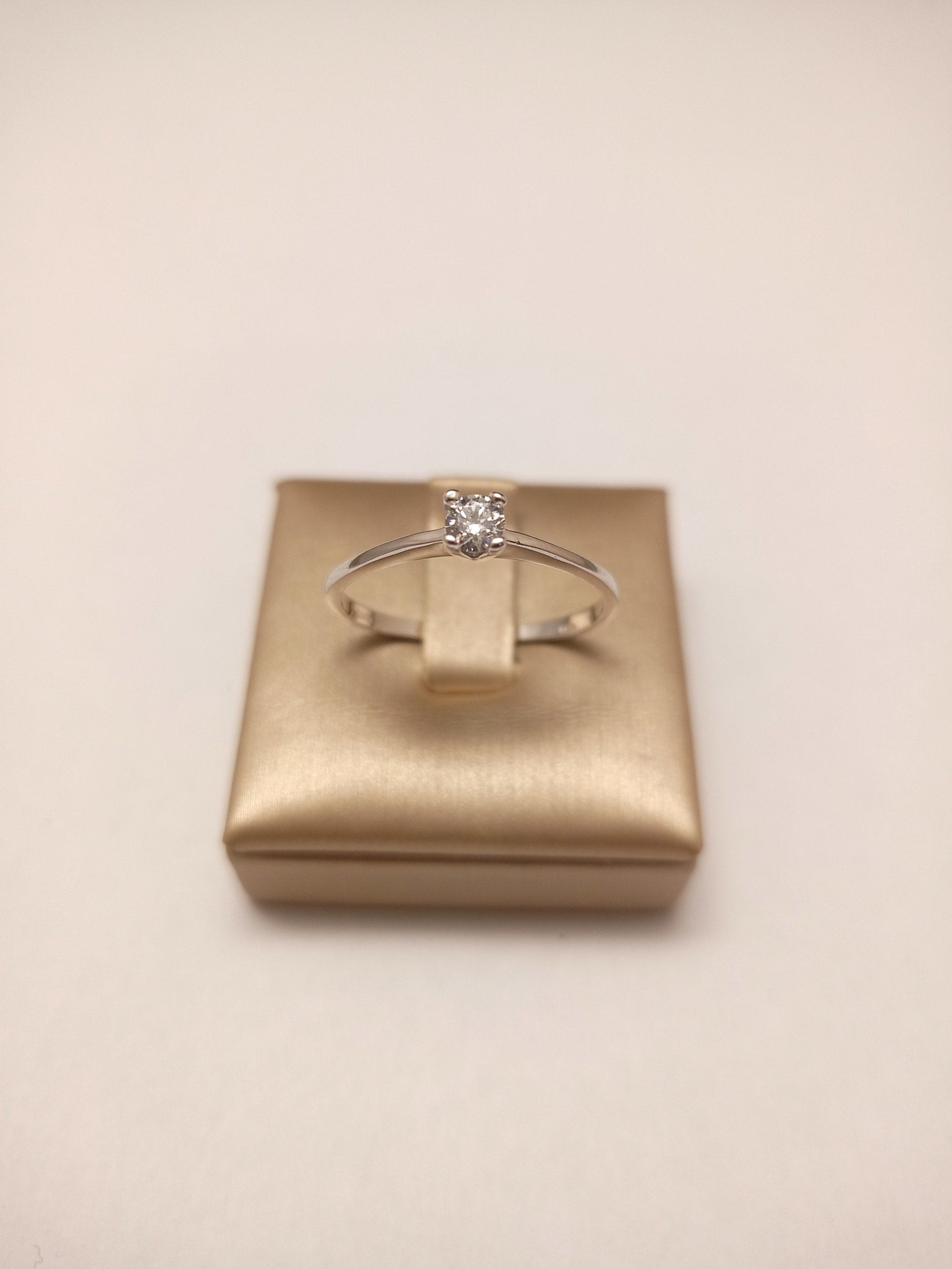 anello-solitario-donna-oro-18kt-gioiellerie-landolfi-ainis-pescara-montesilvano-920044090023