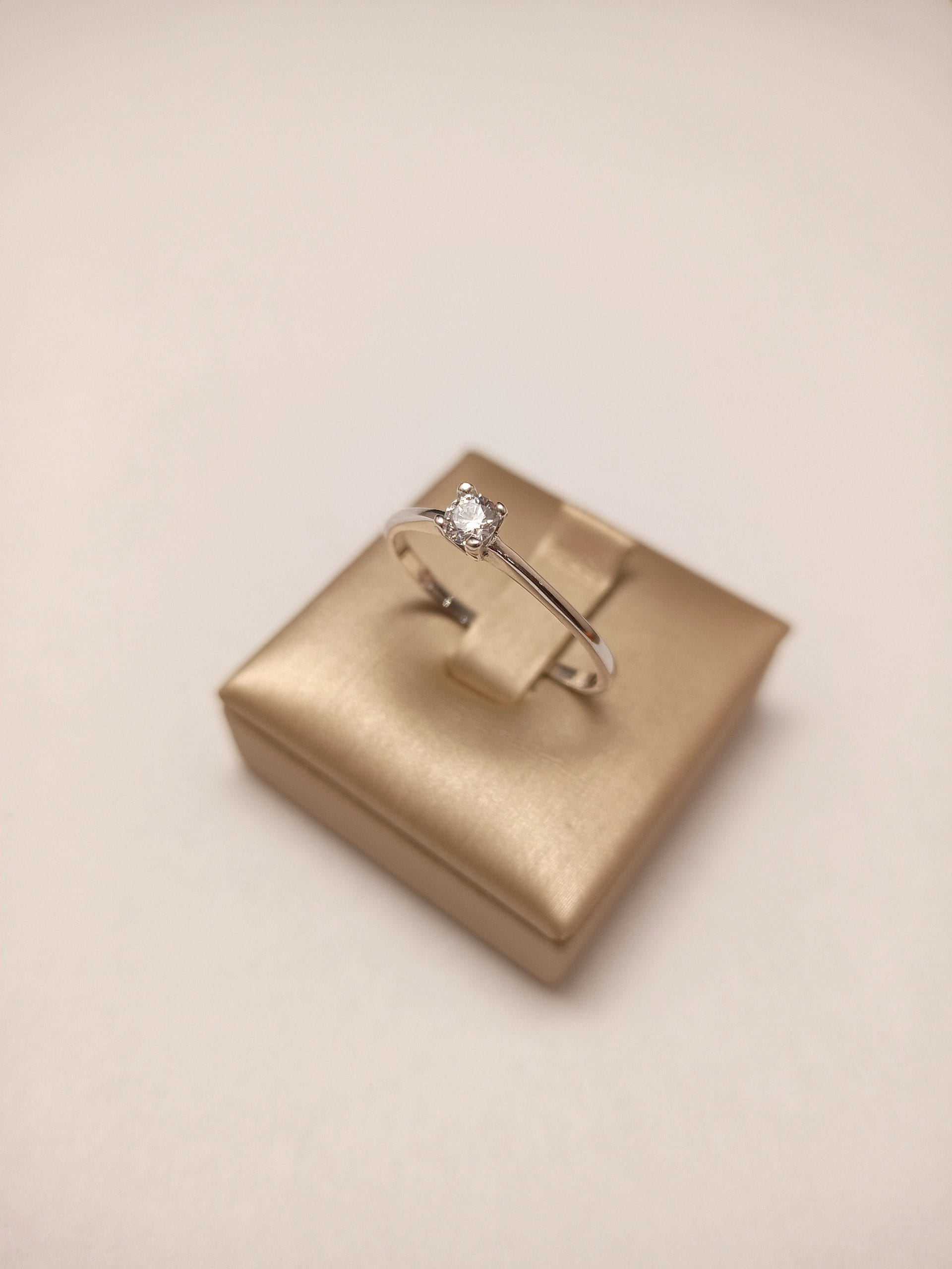 anello-solitario-donna-oro-18kt-gioiellerie-landolfi-ainis-pescara-montesilvano-920044090023