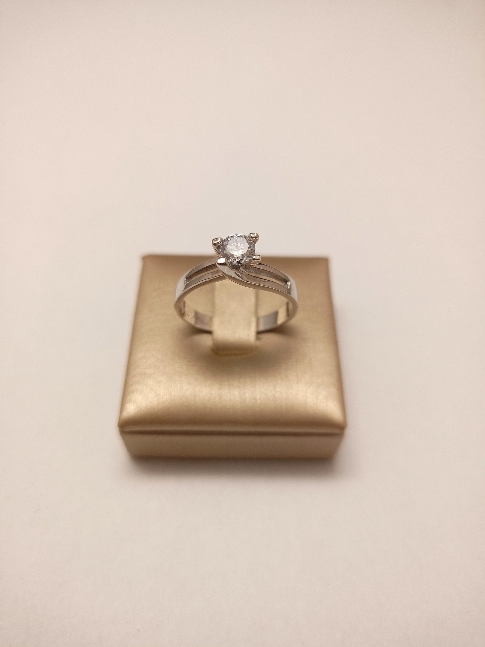 anello-solitario-donna-oro-18kt-gioiellerie-landolfi-ainis-pescara-montesilvano-920042324023