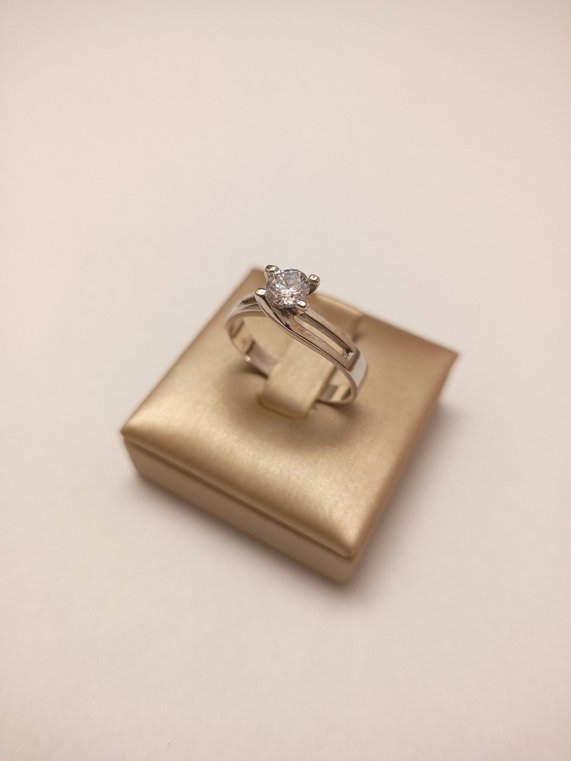 anello-solitario-donna-oro-18kt-gioiellerie-landolfi-ainis-pescara-montesilvano-920042324023