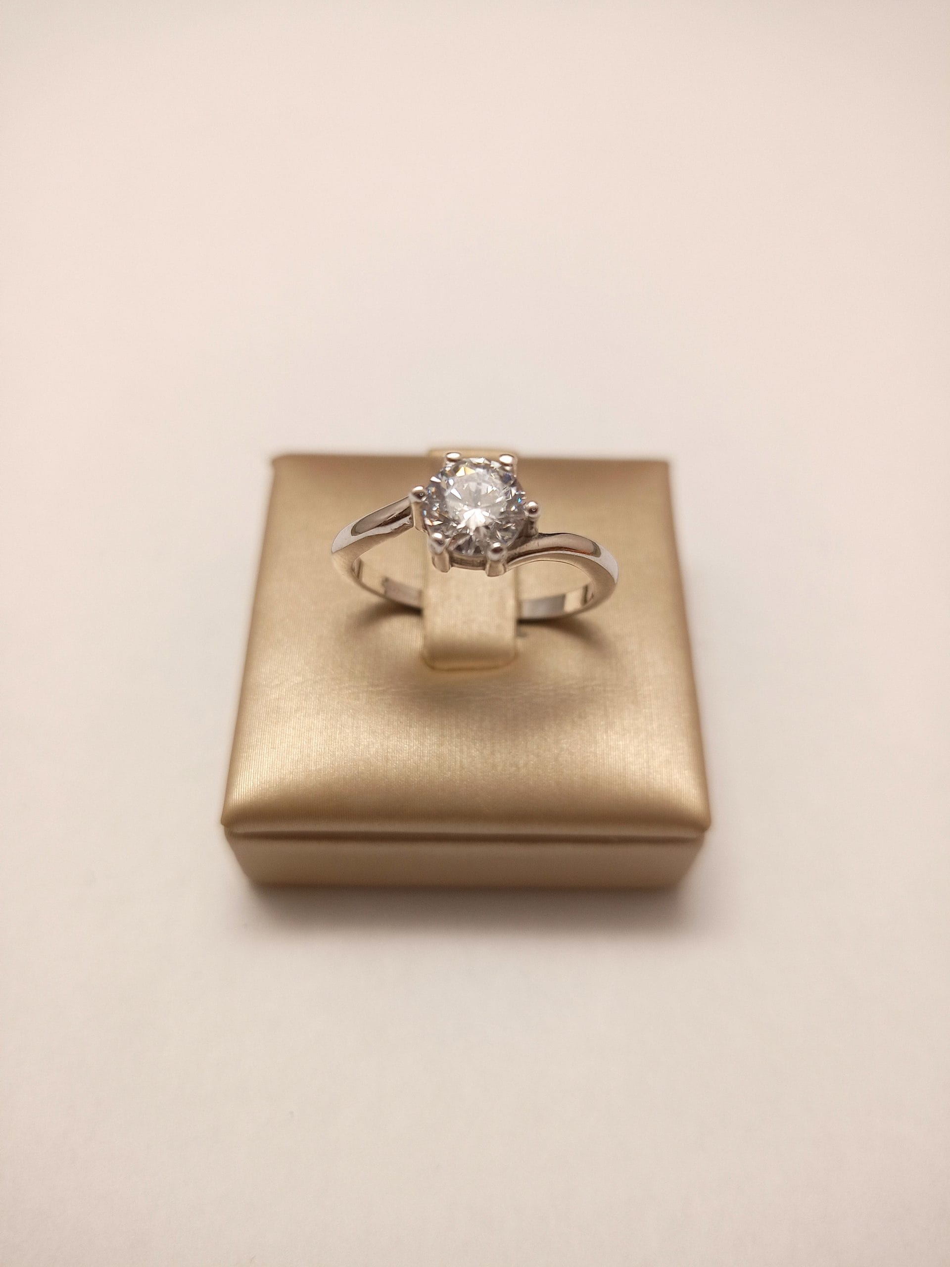 anello-solitario-donna-oro-18kt-gioiellerie-landolfi-ainis-pescara-montesilvano-910039631122