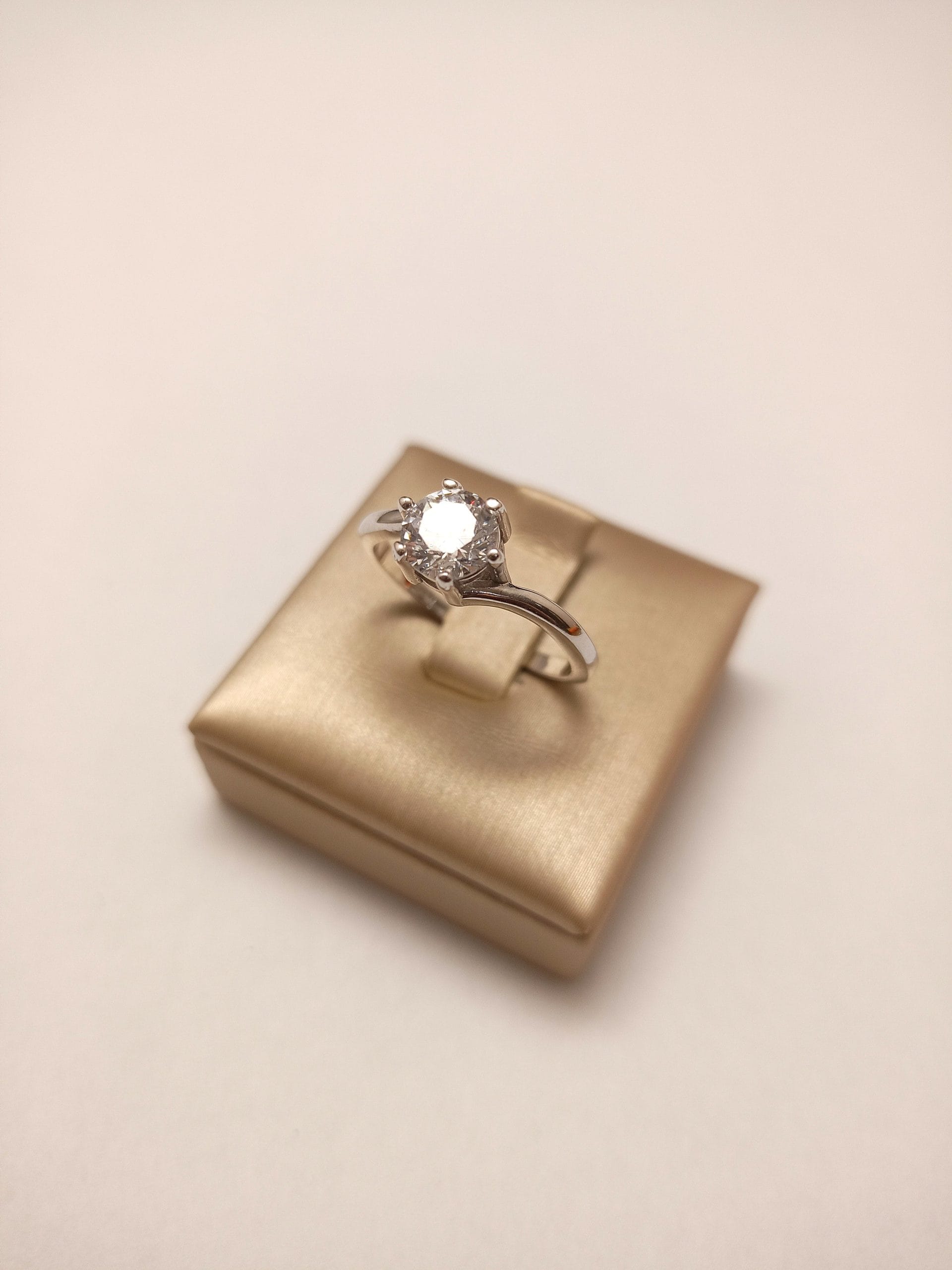 anello-solitario-donna-oro-18kt-gioiellerie-landolfi-ainis-pescara-montesilvano-910039631122