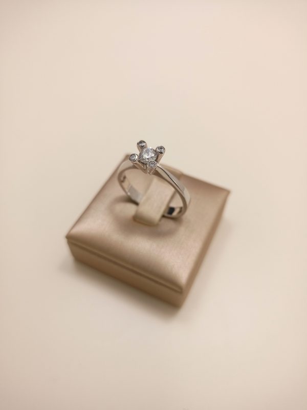 anello-solitario-donna-oro-18kt-gioiellerie-landolfi-ainis-pescara-montesilvano-920045511024