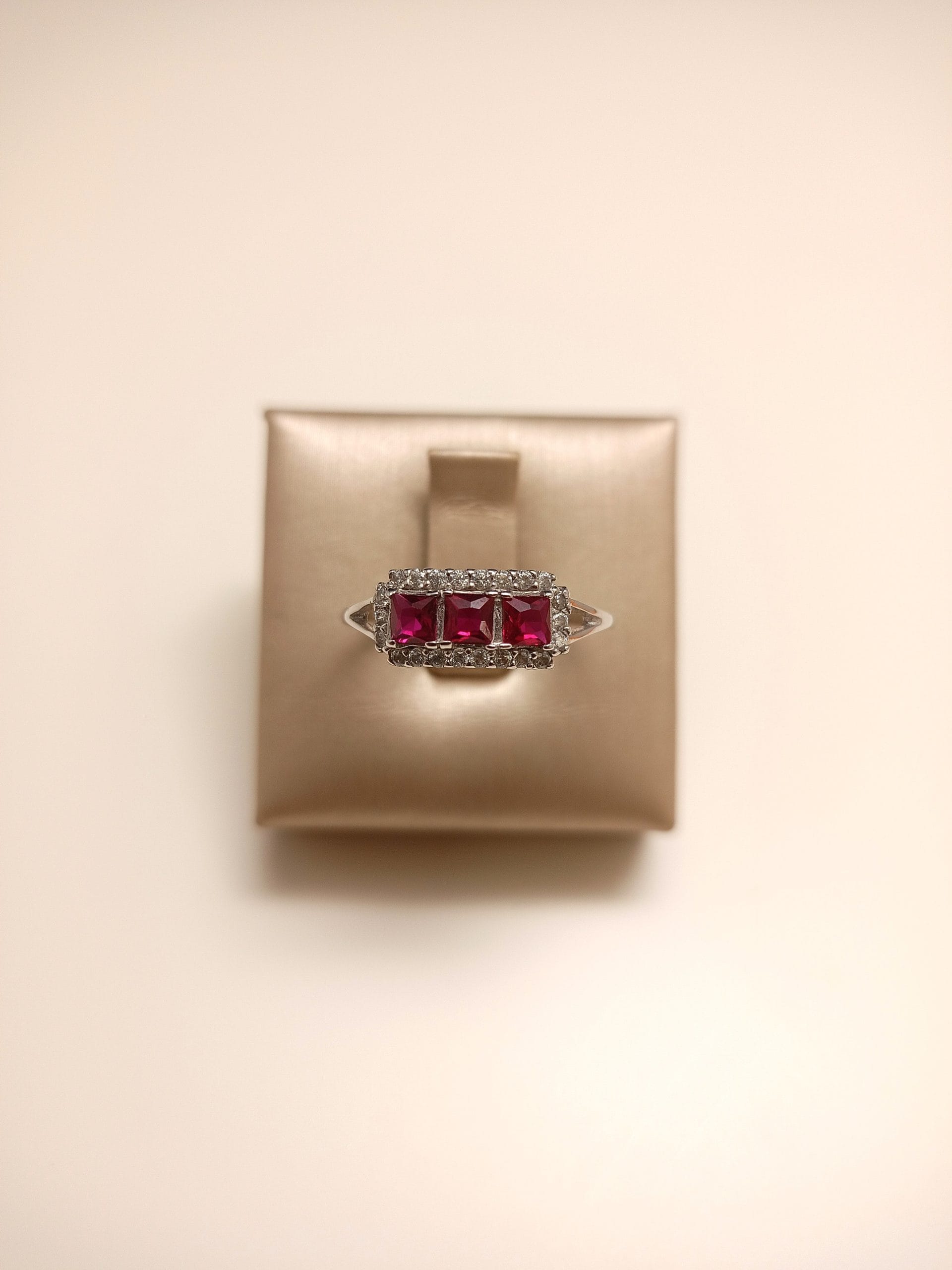 anello-trilogy-zirconi-rosso-donna-oro-18kt-gioiellerie-landolfi-ainis-pescara-montesilvano-910004267016