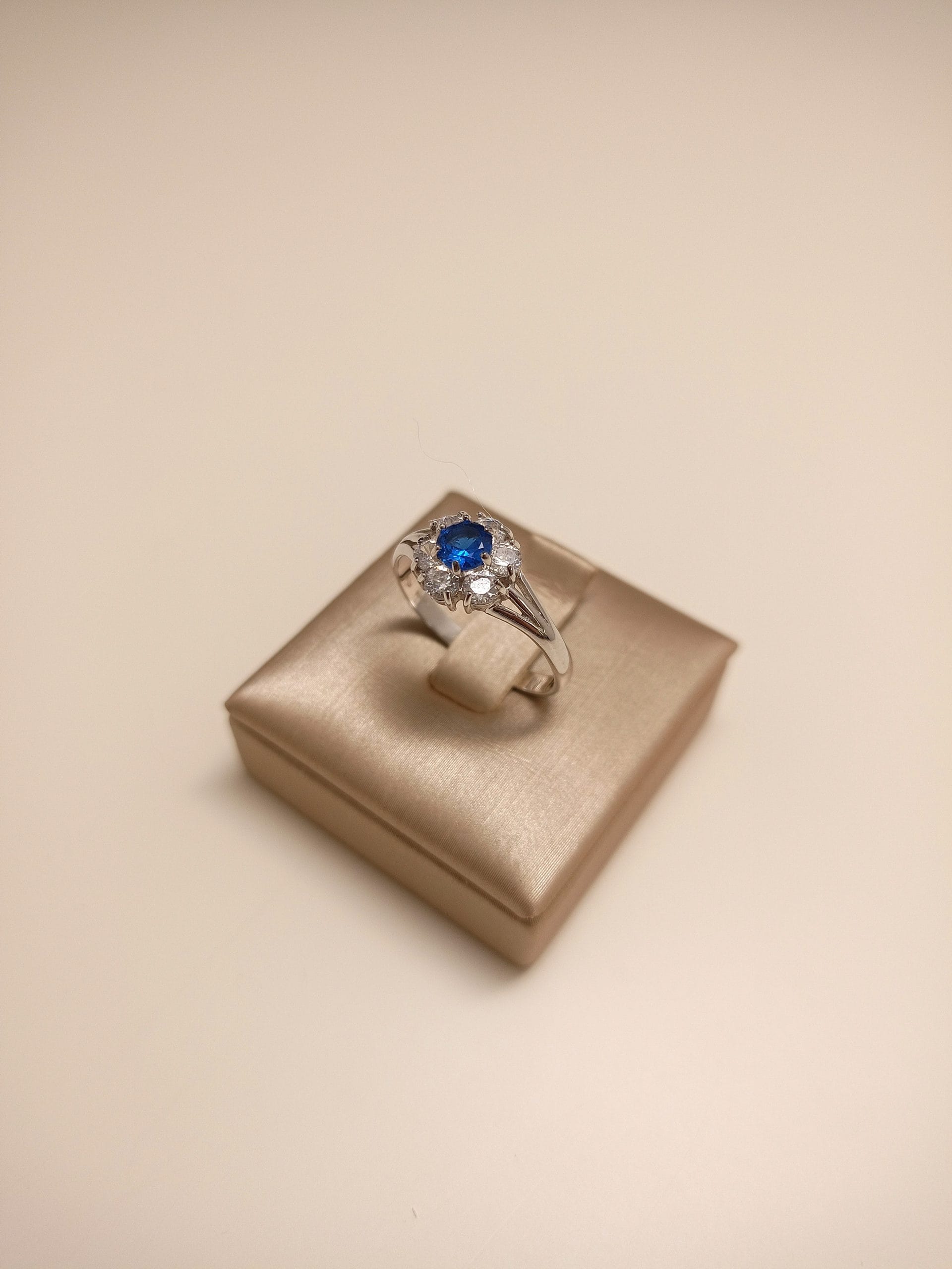 anello-kate-blu-donna-oro-18kt-gioiellerie-landolfi-ainis-pescara-montesilvano-910039366122