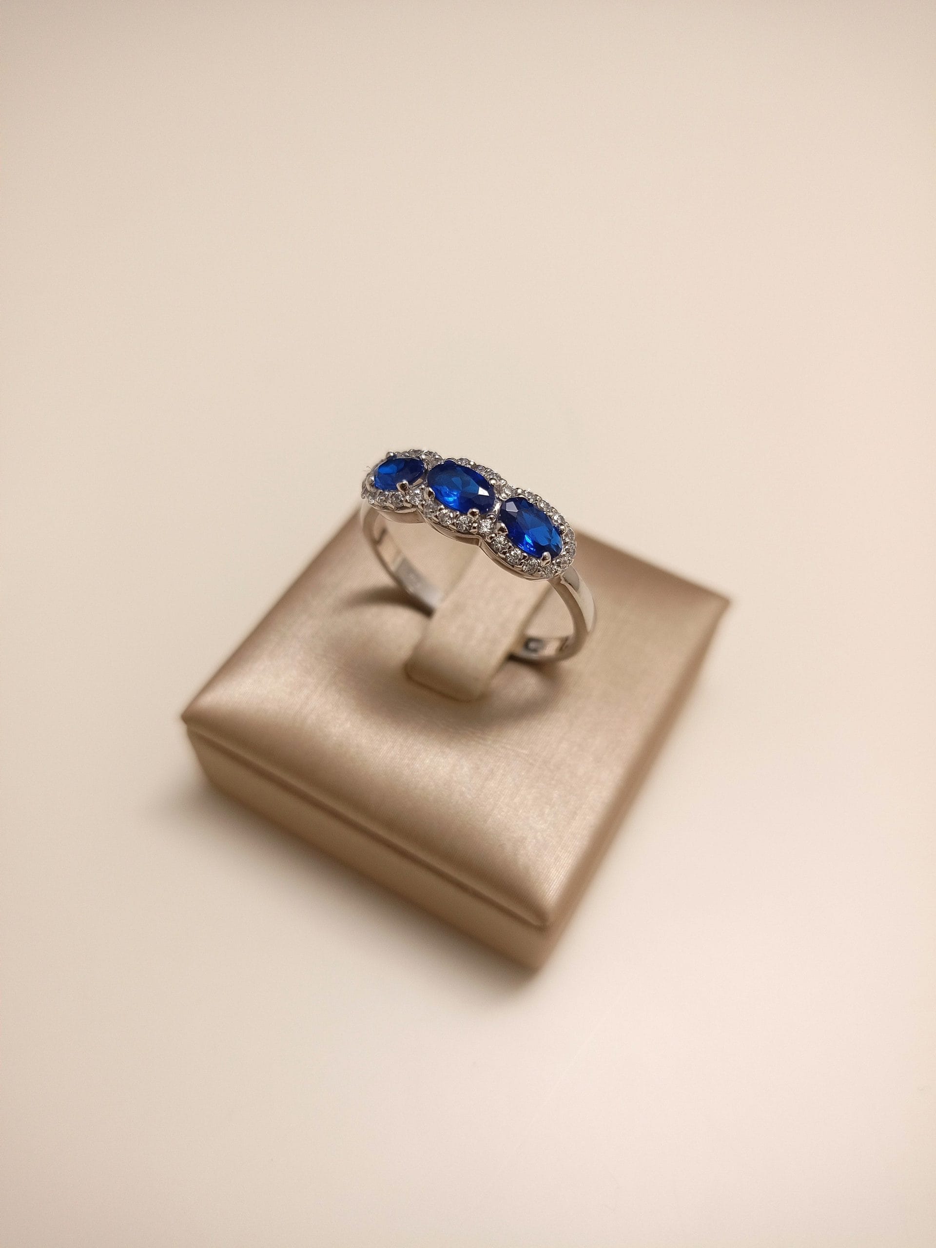 anello-trilogy-blu-donna-oro-18kt-gioiellerie-landolfi-ainis-pescara-montesilvano-910039385122