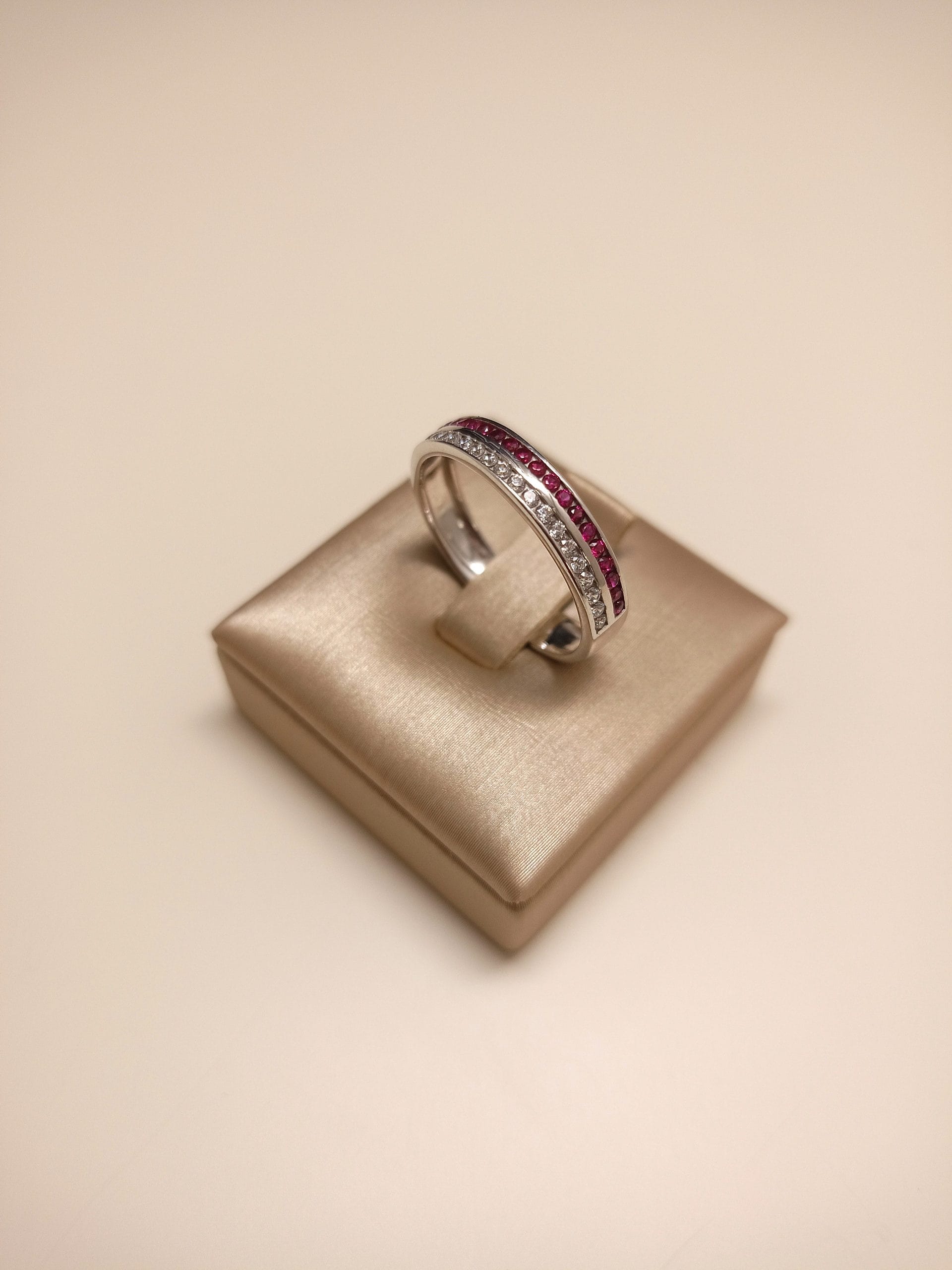 anello-veretta-zirconi-rossi-donna-oro-18kt-gioiellerie-landolfi-ainis-pescara-montesilvano-920045502024