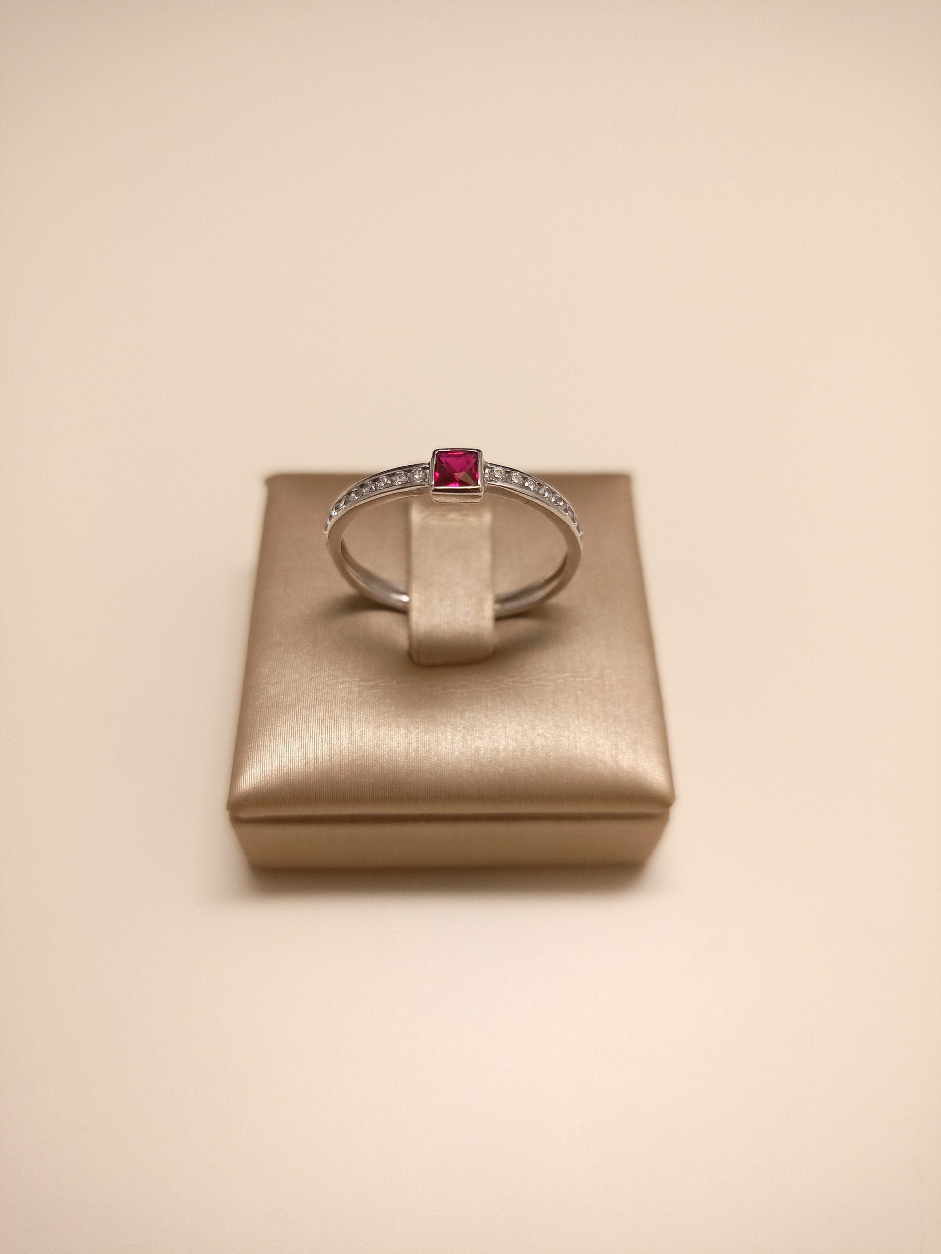 anello-veretta-zirconi-rossi-donna-oro-18kt-gioiellerie-landolfi-ainis-pescara-montesilvano-910026683089