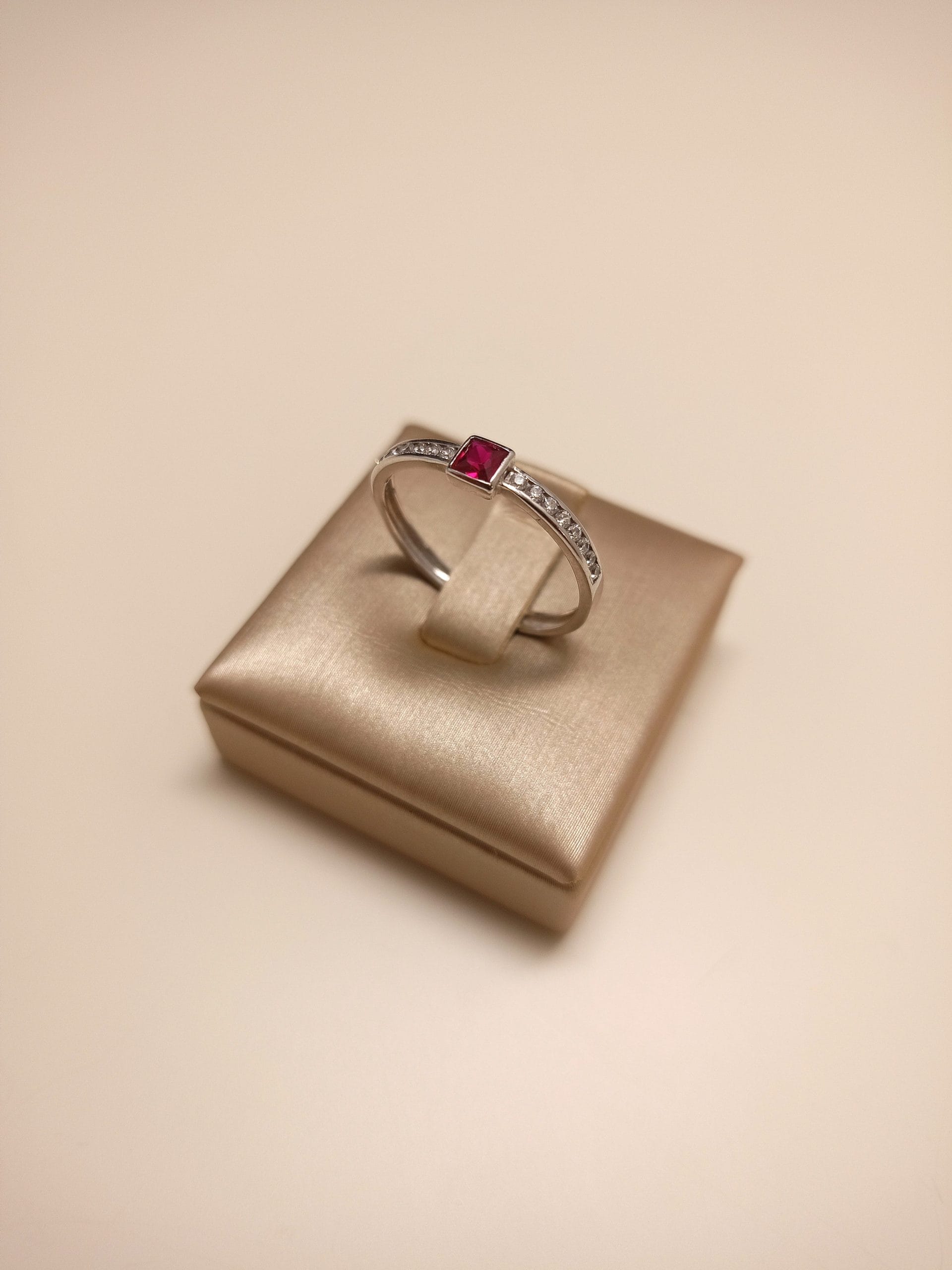anello-veretta-zirconi-rossi-donna-oro-18kt-gioiellerie-landolfi-ainis-pescara-montesilvano-910026683089