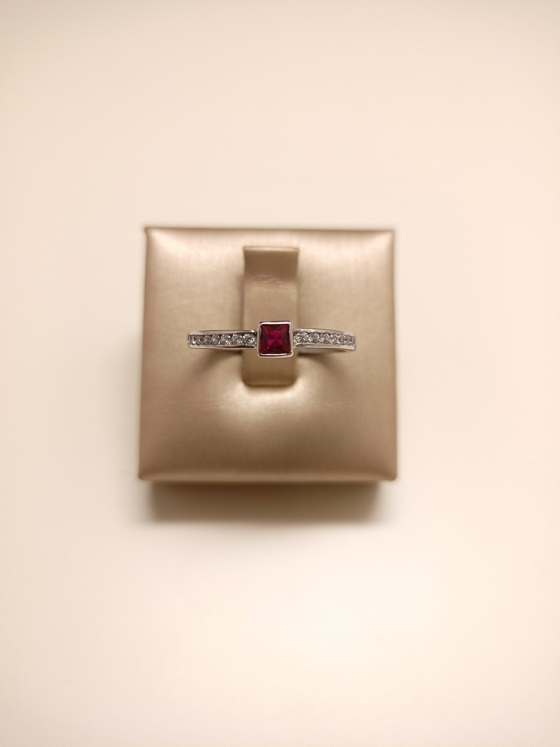 anello-veretta-zirconi-rossi-donna-oro-18kt-gioiellerie-landolfi-ainis-pescara-montesilvano-910026683089