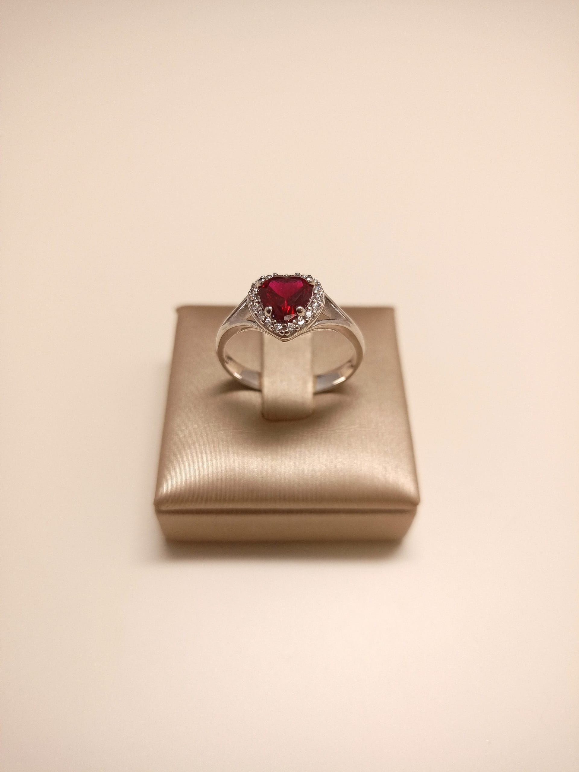 anello-kate-zirconi-rossi-donna-oro-18kt-gioiellerie-landolfi-ainis-pescara-montesilvano-910036231022