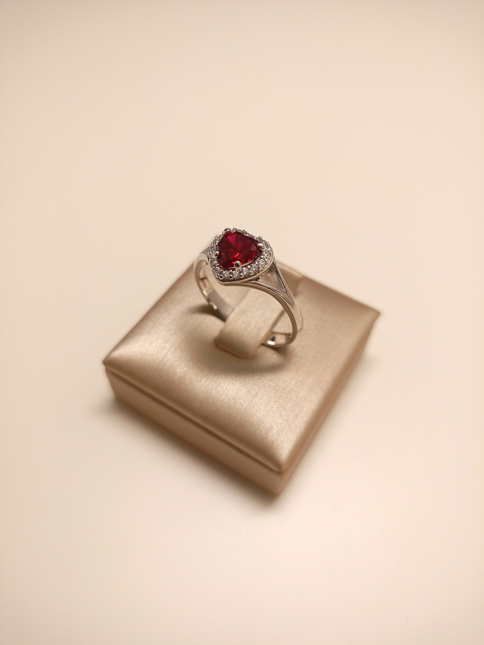anello-kate-zirconi-rossi-donna-oro-18kt-gioiellerie-landolfi-ainis-pescara-montesilvano-910036231022