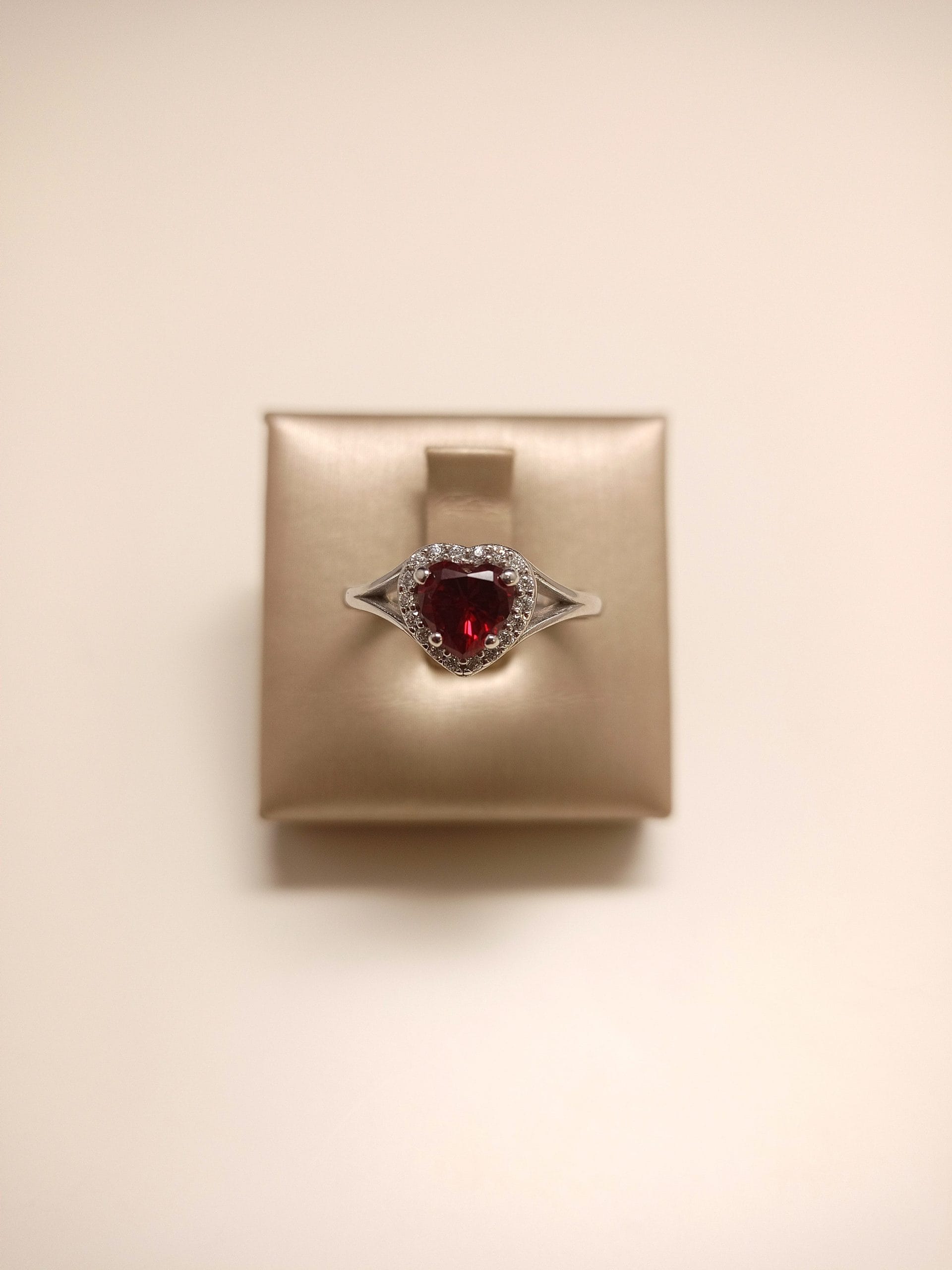 anello-kate-zirconi-rossi-donna-oro-18kt-gioiellerie-landolfi-ainis-pescara-montesilvano-910036231022