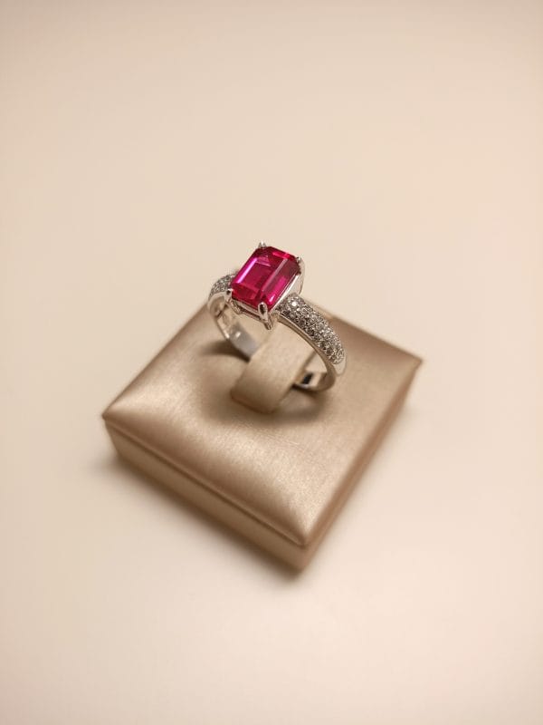 anello-kate-zirconi-rossi-donna-oro-18kt-gioiellerie-landolfi-ainis-pescara-montesilvano-910036526032