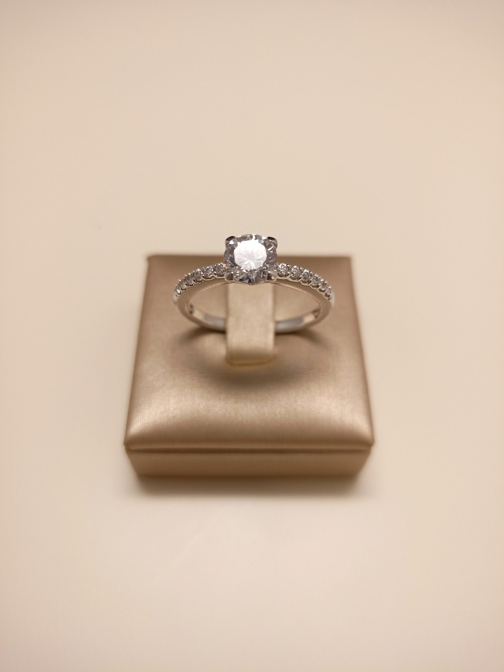 anello-solitario-donna-oro-18kt-gioiellerie-landolfi-ainis-pescara-montesilvano-920024112128