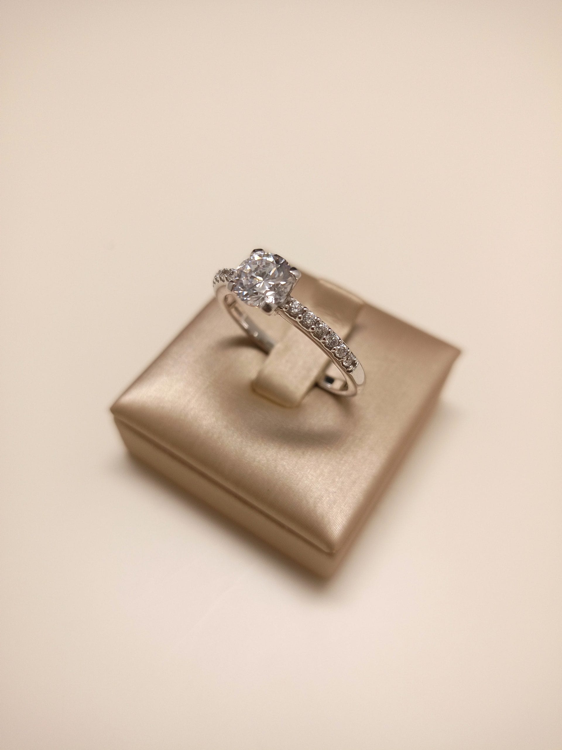 anello-solitario-donna-oro-18kt-gioiellerie-landolfi-ainis-pescara-montesilvano-920024112128