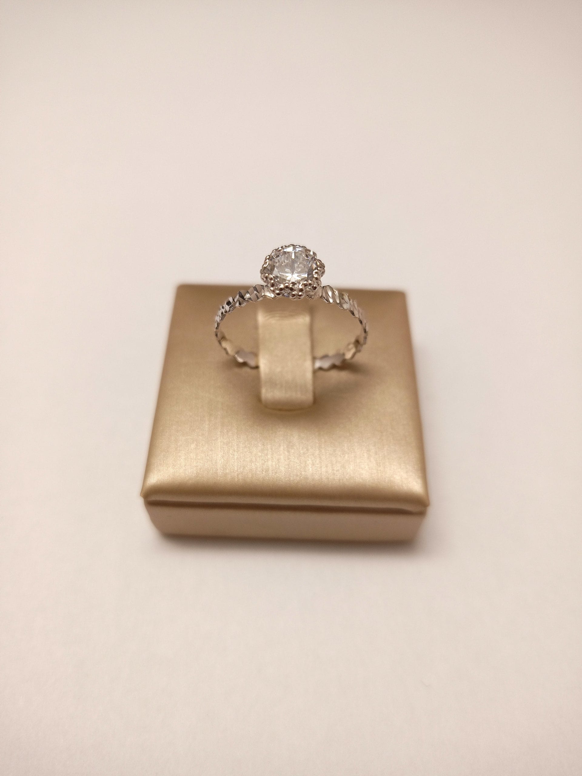 anello-solitario-donna-oro-18kt-gioiellerie-landolfi-ainis-pescara-montesilvano-910036227022