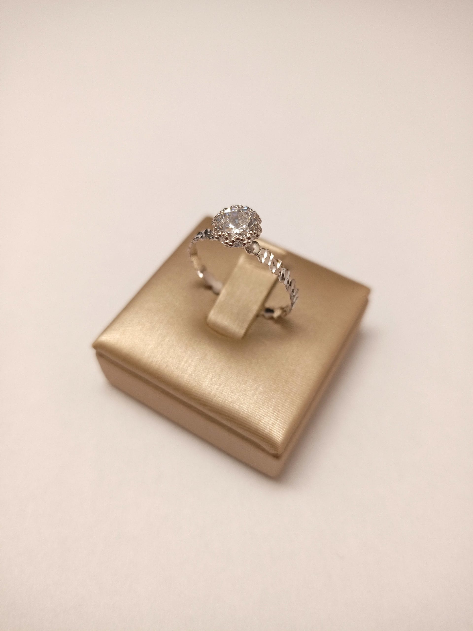 anello-solitario-donna-oro-18kt-gioiellerie-landolfi-ainis-pescara-montesilvano-910036227022