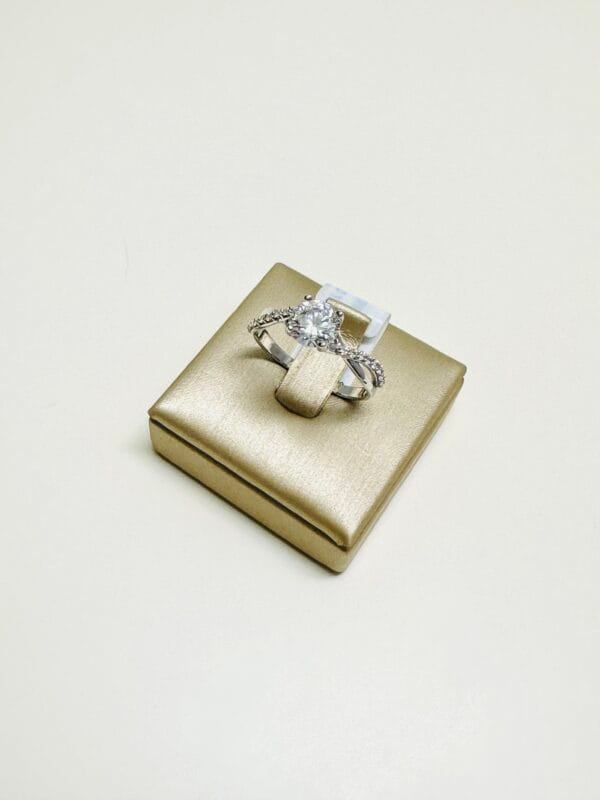 Anello Solitario In Oro Bianco