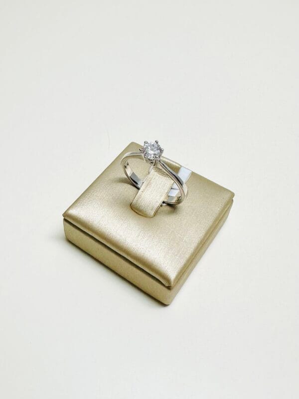 Anello Solitario In Oro Bianco
